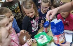 Więcej o: Przedszkolaki pieką chleb