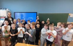 Więcej o: Warsztaty plastyczne w klasie I – tworzymy bałwanki z masy piankowej