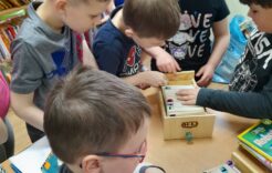 Więcej o: Pierwszoklasiści z kotem Amadeuszem odkrywają radość z czytania